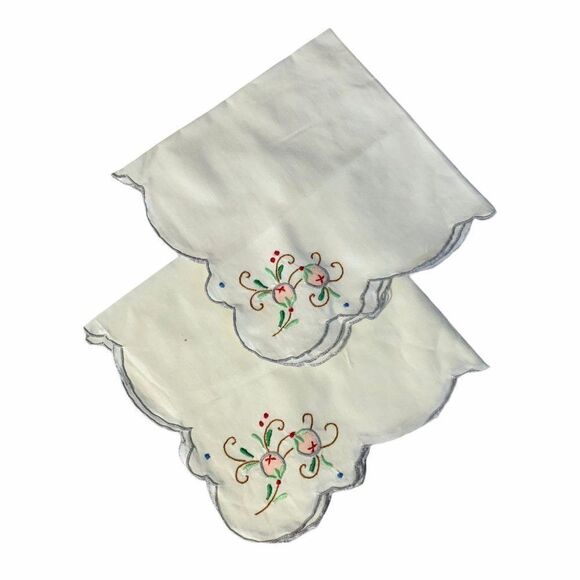 Set of 2 Vintage Hand Embroidered Napkins 16 x 15 Cream Floral Scalloped Edge - Picture 1 of 5
